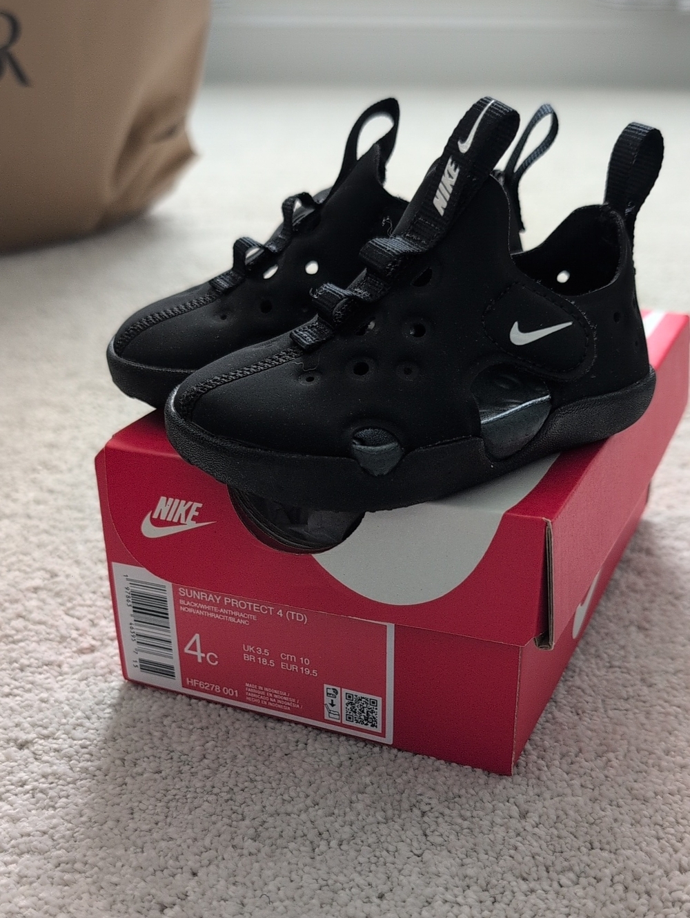 Nike Toddler Black Sunray Protect Sandals with White Swoosh 4c